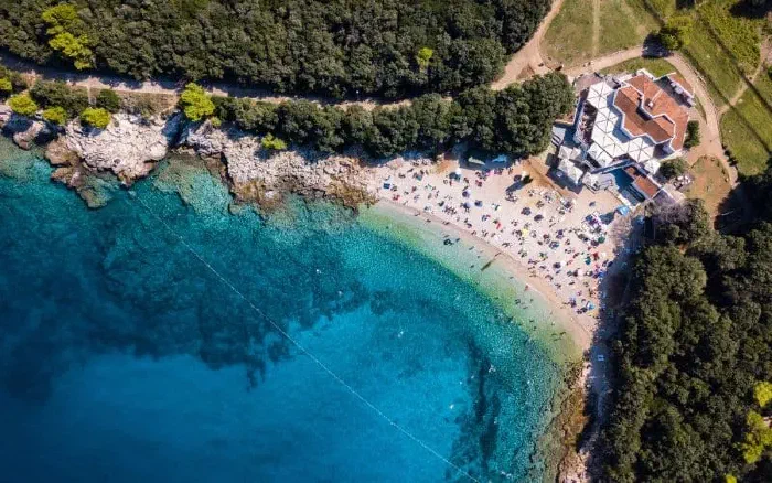 Šljunčana plaža Ambrela na Verudeli (fotografija u vlasništvu visitpula.hr)