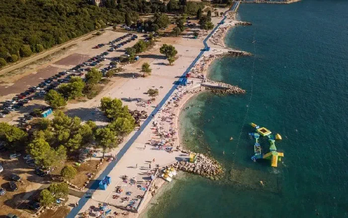 Obala i šetnica na Hidrobazi u Štinjanu (fotografija u vlasništvu visitpula.hr)
