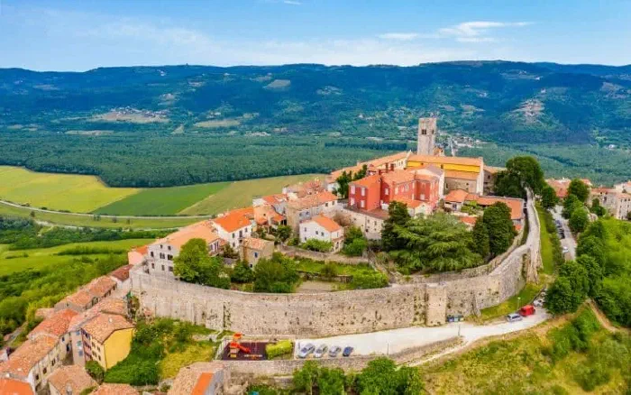 Brežuljkasti gradić u unutrašnjosti Istre (fotografija u vlasništvu visitpula.hr)