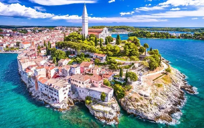 Stara jezgra Rovinja i pogled na luku (fotografija u vlasništvu visitpula.hr)